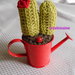 Cactus all'uncinetto con annaffiatoio rosso - fatto a mano