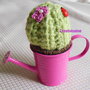 Cactus all'uncinetto con annaffiatoio violetto - fatto a mano
