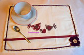 Tovaglietta americana con stampe di gallinae unova e fiore uncinetto bordeaux - fatto a mano