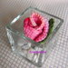 Bocciolo di rosa all'uncinetto in vasetto di vetro - fatto a mano