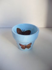 vasetto azzurro con farfalle