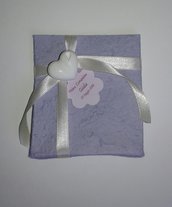 Bomboniera battesimo sacchetto in carta cotone color lavanda con gessetto profumato