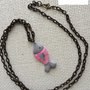 Collana lunga in ottone con pesciolino rosa in cartapesta