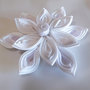 Fiore kanzashi per capelli colore bianco