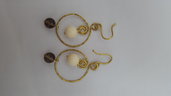 Orecchini in filo di ottone battuto con perle in quarzo fumè e avorio vegetale