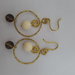 Orecchini in filo di ottone battuto con perle in quarzo fumè e avorio vegetale
