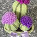 Composizione di tre cactus in feltro con fiori lilla e viola