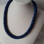 Collana girocollo fatta da tondini in legno blu 