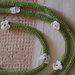 Bracciale in maglia di lana verde prato,tubolare.Inserite 3 margherite in cotone bianco(uncinetto)e perline gialle.Parte di una parure