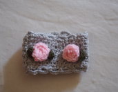 Bracciale a fascia in maglia di lana grigio perla.Applicate Rose e foglie (rosa con foglie salvia).Personalizzabile-Lavorazione uncinetto.