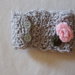 Bracciale a fascia in maglia di lana grigio perla.Applicate Rose e foglie (rosa con foglie salvia).Personalizzabile-Lavorazione uncinetto.