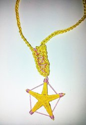 Collana in stile mare in rosa chiaro e giallo lavorata all'uncinetto con stella marina 