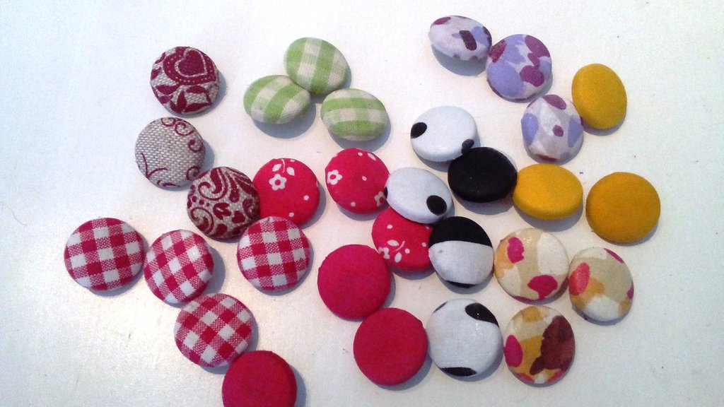 BOTTONI IN METTALO, LEGNO, PLASTICA 60 PEZZI A SCELTA COLORI MISTI E Varie Misure BOTTONI IN METTALO, LEGNO, PLASTICA 60 PEZZI A SCELTA COLORI MISTI E Varie Misure