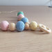 Collana da allattamento con perle amigurumi e in legno colori pastello, fatta a mano all'uncinetto