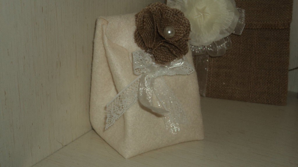 Sacchetti Portaconfetti In Juta – Base Avana E Parte Superiore Grigio/Argento Con Cuoricini E Pois Bianchi, 13x10 Cm – Bomboniere Matrimonio E Comunione