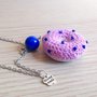 Collana lunga con ciambella rosa amigurumi fatta a mano all'uncinetto