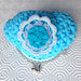 Borsellino portamonete azzurro in fettuccia con fiorellino, fatto a mano all'uncinetto