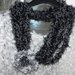 Sciarpa collana fatta a mano con fiore e piuma nero-grigio 