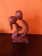 statuina di legno intagliata dolce amore 