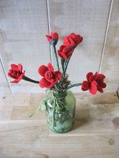 vaso di rose rosse