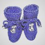 Scarpette bimbi realizzate ad uncinetto in lana viola  con dalmata 