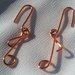 Orecchini in filo di rame realizzati con tecnica wire: note musicali