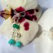 Orecchini pendenti realizzati a mano con cristalli color verde, fiore in vetro di Boemia e perle