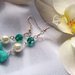 Orecchini pendenti realizzati a mano con cristalli color verde, fiore in vetro di Boemia e perle