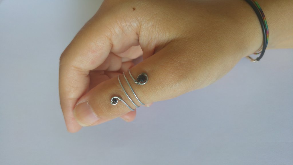 Un Piccolo Anello è Agganciato A Tre Molle