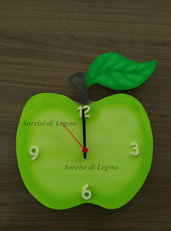 Orologio in legno soggetto mela verde
