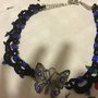 Collana a chiaccherino con farfalla e perle blu