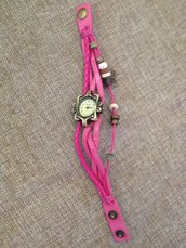 orologio in stile vintage con 3 cinturini in pelle decorato con perline e ciondolo a farfalla color bronzo