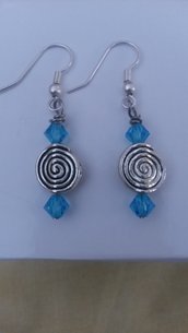 orecchini pendenti con swarovski azzurri e chiocciole color argento