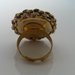 anello con bottone marrone maculato con bordo dorato