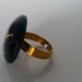 anello con bottone vintage nero con fiore dorato