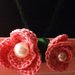 Cornice rosa "confetto" decorata a mano con due roselline ad uncinetto con perla centrale