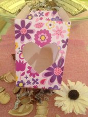 scatola rosa fiorata con cuore trasparente