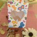scatola bianca con farfalle colorate e con cuore traparente