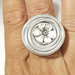 Anello alluminio striato/embossed regolabile con bottone centrale argentato