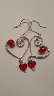 Orecchini pendenti in alluminio striato/embossed a forma di cuore con perla Polaris e Cuore Swarovski