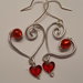 Orecchini pendenti in alluminio striato/embossed a forma di cuore con perla Polaris e Cuore Swarovski
