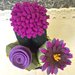 Composizione di tre cactus in feltro con fiori viola