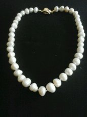 collana girocollo  di perle bianche irregolari.molto luminosa.