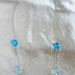 Collana di catena e perle in resina azzurre