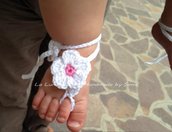 Sandalini a piedi nudi per neonata, fatti ad uncinetto