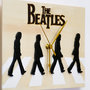 Orologio in legno da parete The Beatles Abbey Road, fatto a mano, con sfondo color legno naturale, personaggi neri e logo pirografato