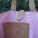 Grande borsa in tela juta con stampa rose , nastro e fodera rosa.