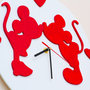 Orologio in legno da parete dedicato all'amore fatto a mano, con sfondo Bianco e personaggi Rossi - LOVE