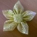 Piccolo fiore kanzashi in organza fatto a mano