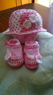 Cappellino e sandaletti rosa sfumato ad uncinetto neonata